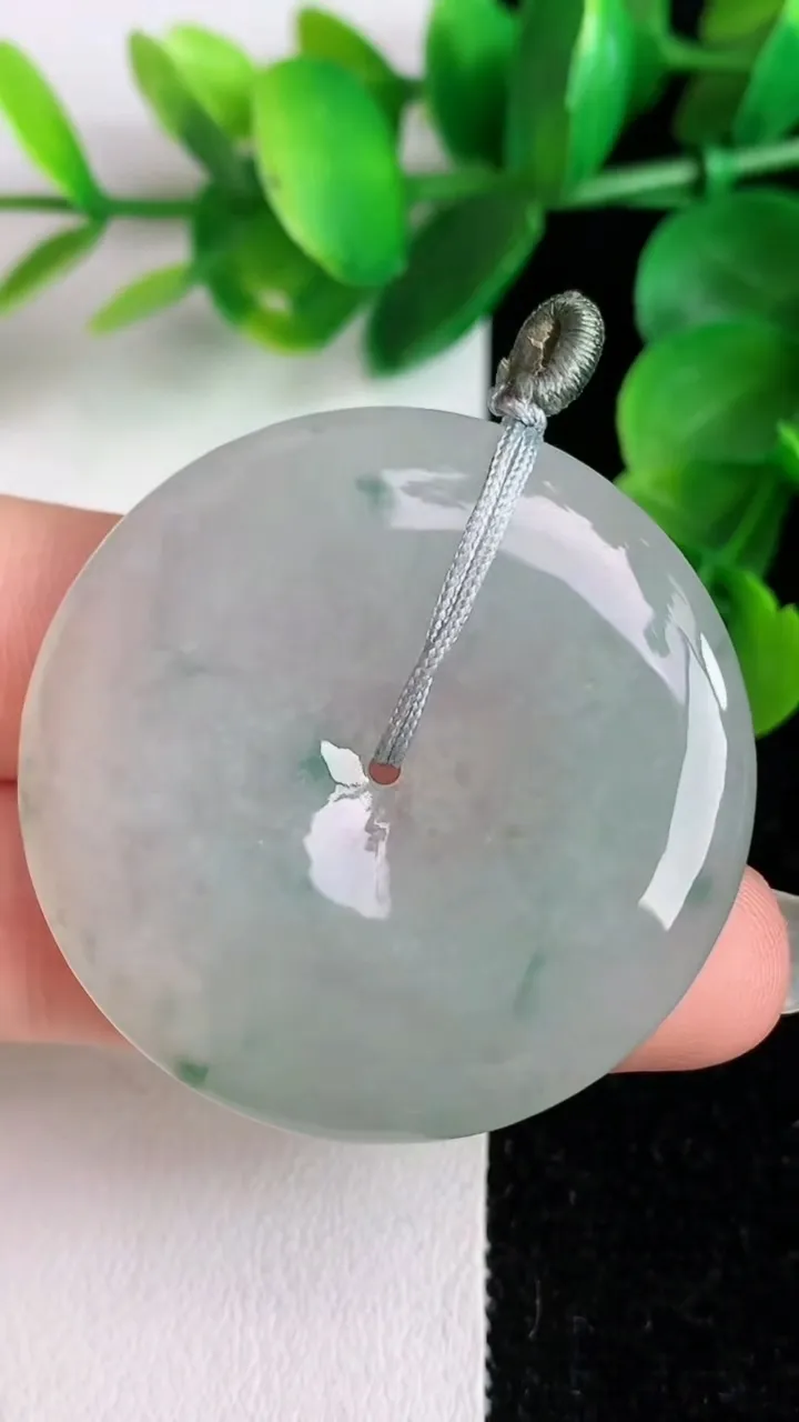 天然A货翡翠飘花平安扣吊坠，尺寸39.6-6，重量:15.56g
6月3日