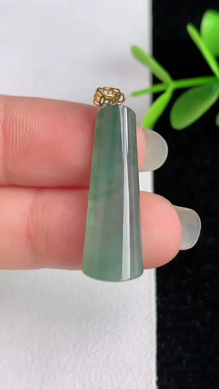 天然A货翡翠k金飘无事牌吊坠，尺寸2795-9.3-4.8，重量:2.52g
6月3日