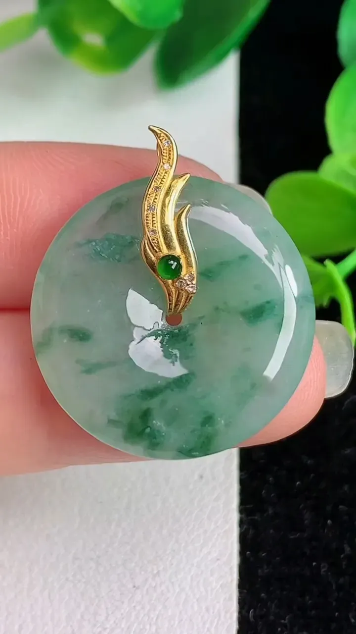 天然A货翡翠k金飘花平安扣吊坠，尺寸23.6-4.2，重量:5.28g
6月3日