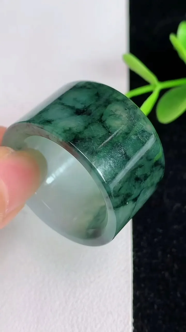 天然A货翡翠飘花指环扳指，尺寸22.3-18.4-3.6，重量:19.11g2025年6月3日
工厂