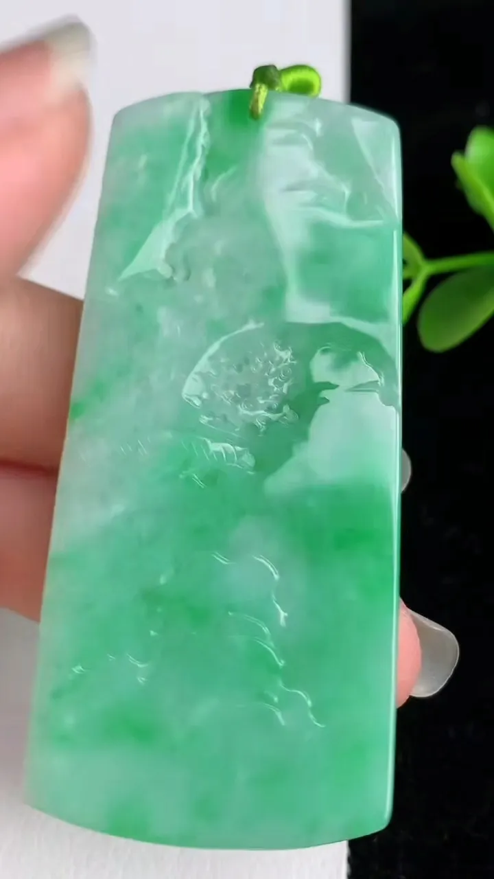 天然A货翡翠山水牌吊坠，尺寸64-29.4-7.2，重量:31.37g
6月3日