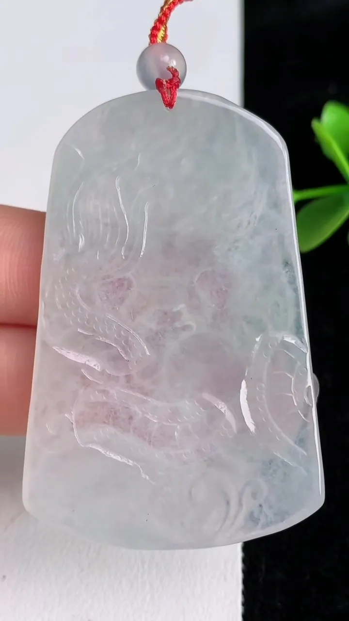 天然A货翡翠龙牌吊坠，尺寸55.7-37.3，重量:20.15g
6月3日