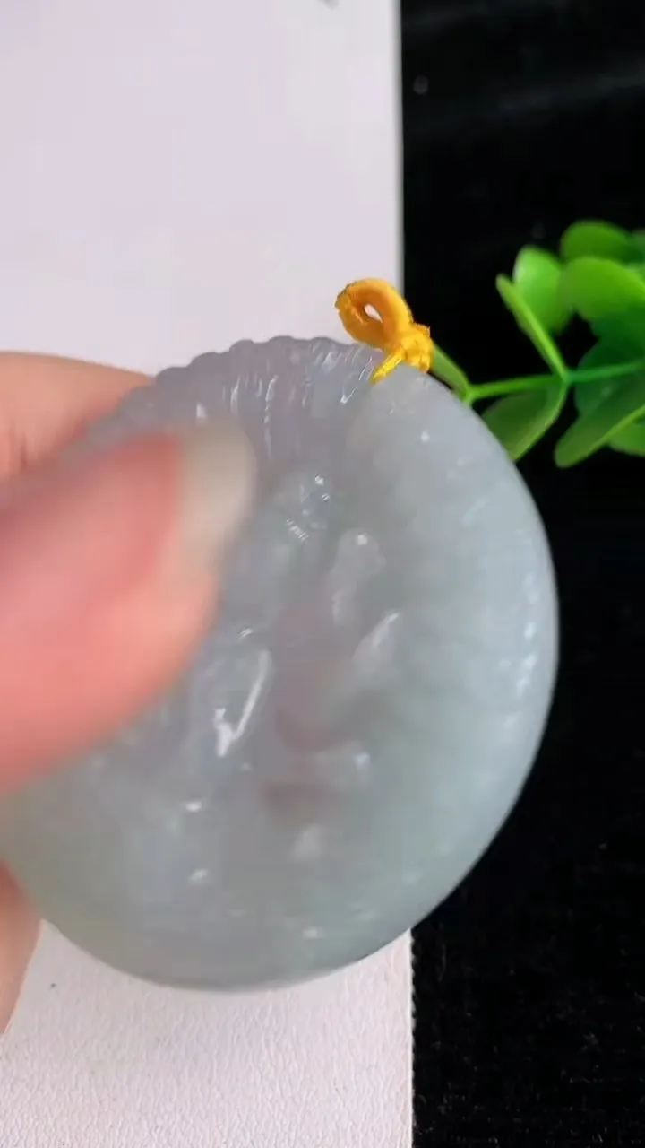 天然A货翡翠飘花千手观音吊坠，尺寸54-6.2，重量:35.09g
6月3日