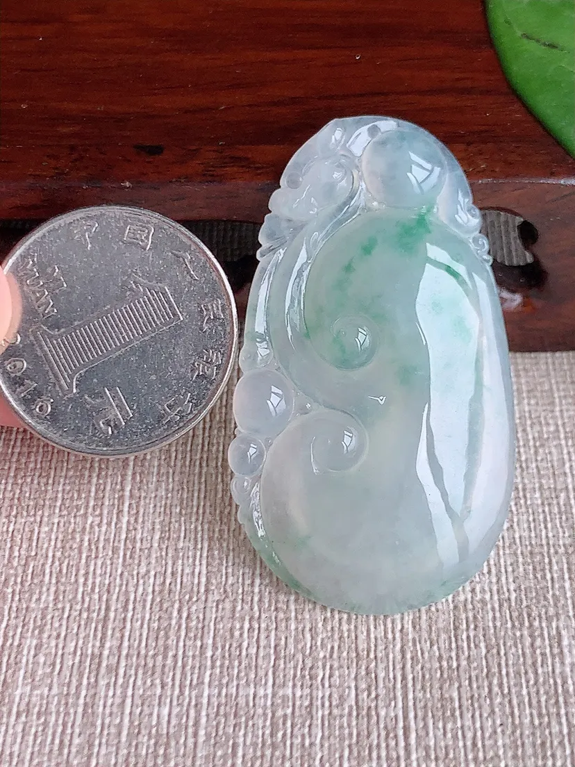 天然A货翡翠飘花如意吊坠尺寸48.4×27.3×6m量12.56g 0602