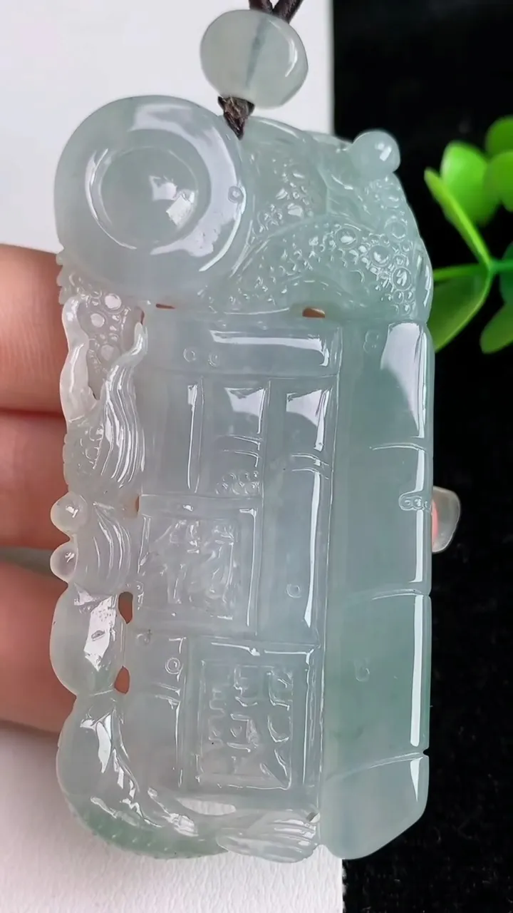 天然A货翡翠飘花龙牌吊坠，尺寸72-35.6-9.6，重量:50.67g
6月3日