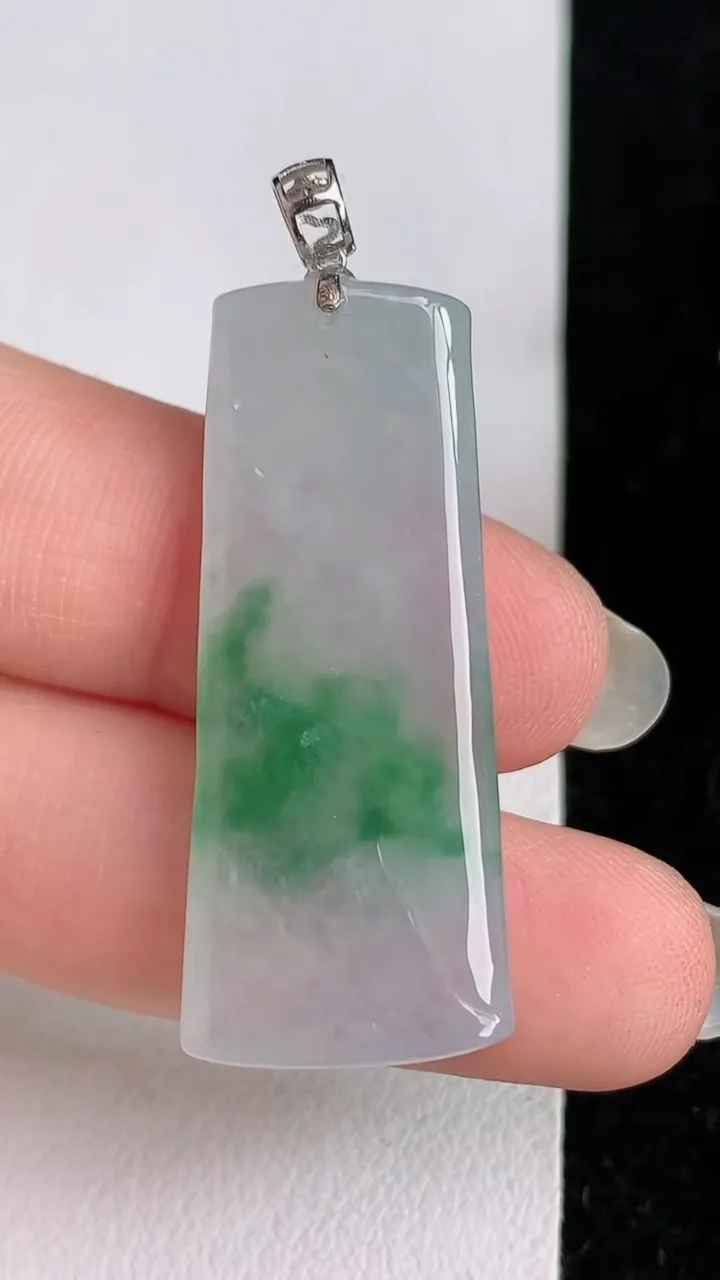 天然A货翡翠k金飘花仿古无事牌吊坠，尺寸36.6-15.5-5.3，重量:7.26g
6月3日