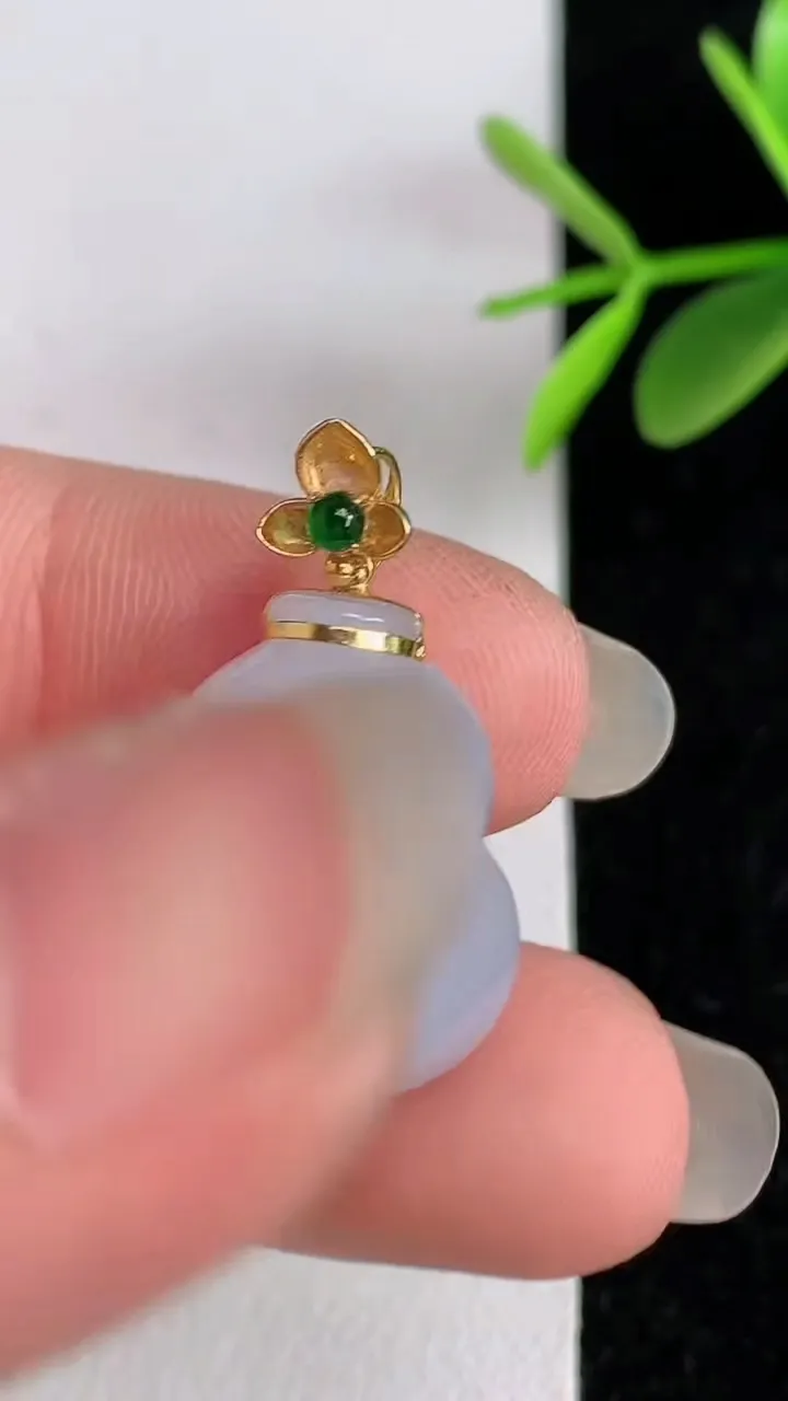 天然A货翡翠葫芦吊坠，尺寸19.7-16.4-12，重量:6.27g
6月3日