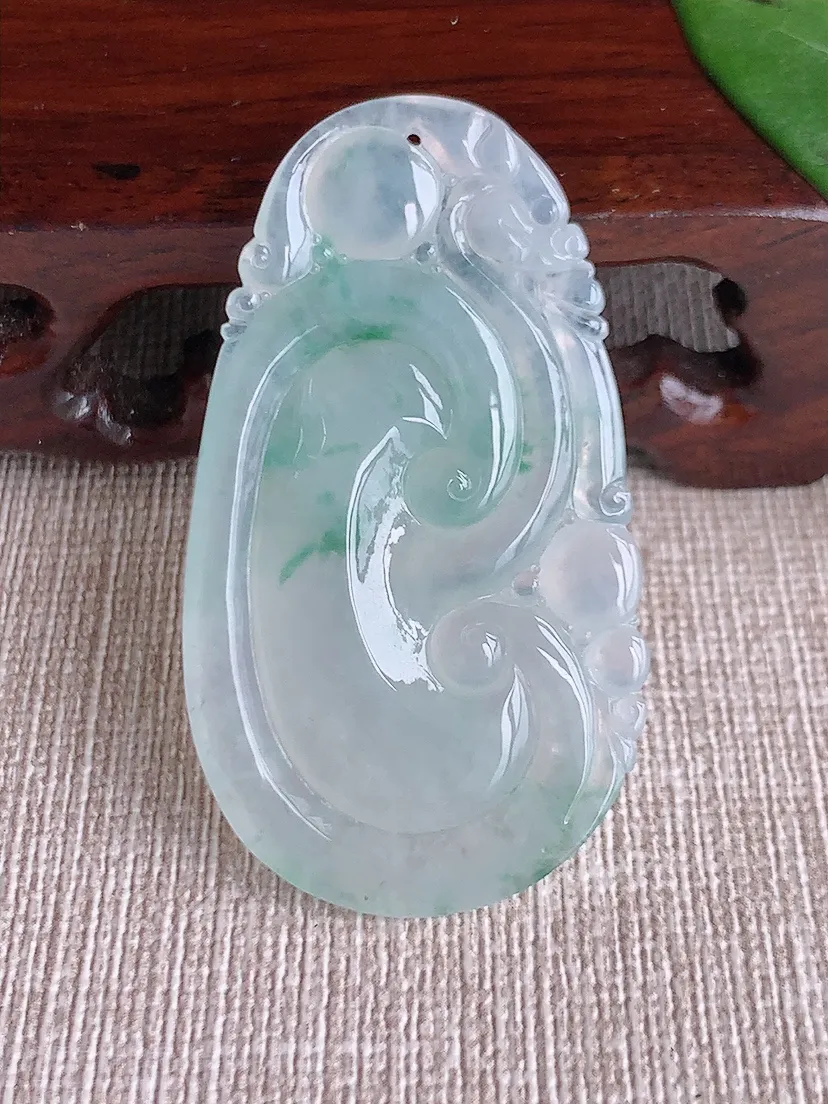 天然A货翡翠飘花如意吊坠尺寸48.4×27.3×6m量12.56g 0602