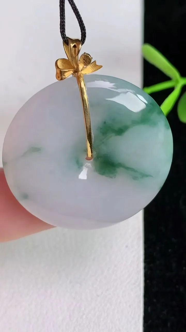 天然A货翡翠飘花平安扣吊坠，尺寸30-5.8，重量:11.38g
6月3日