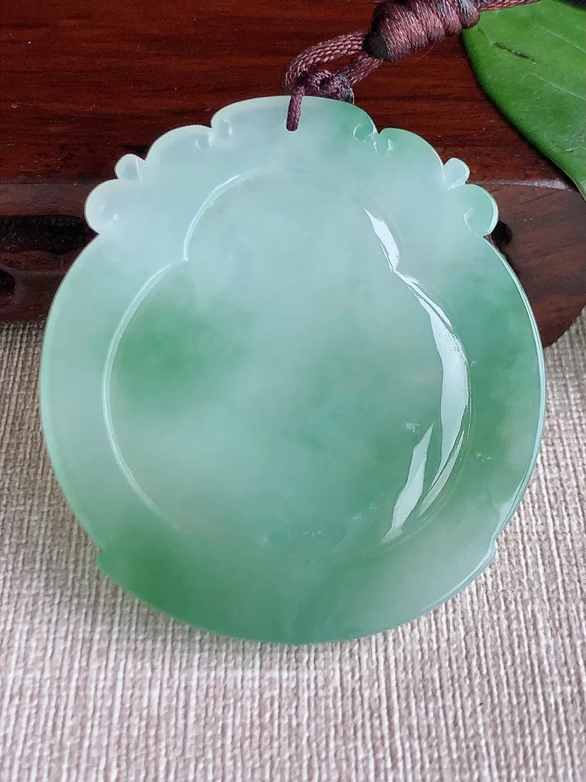 天然A货翡翠飘花千手观音吊坠 尺寸53.5×48.7×6.2m量30.80g 0602