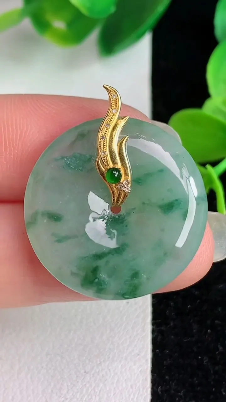 天然A货翡翠k金飘花平安扣吊坠，尺寸23.6-4.2，重量:5.28g
6月3日