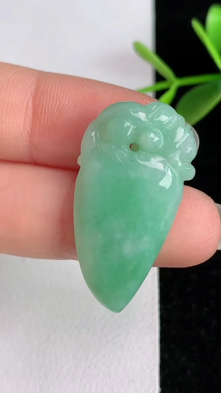 天然A货翡翠灵猴献瑞吊坠，尺寸31.7-16.5-6，重量:5.44g
6月3日