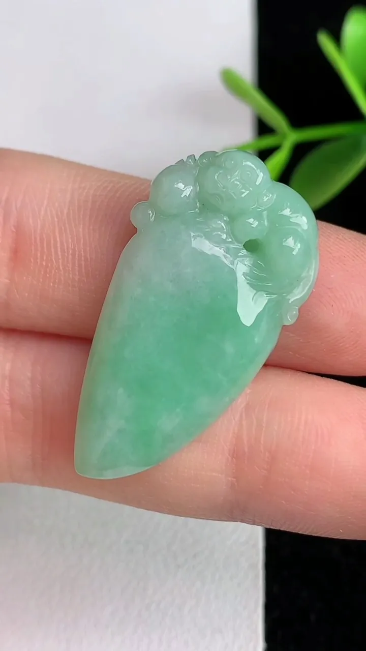 天然A货翡翠灵猴献瑞吊坠，尺寸31.7-16.5-6，重量:5.44g
6月3日