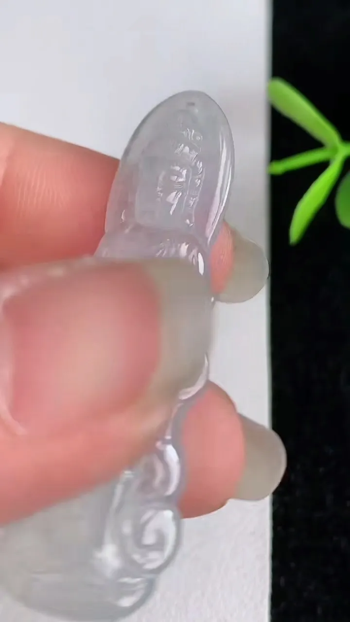 天然A货翡翠观音菩萨吊坠，尺寸48-16.6-4，重量:5.65g
6月3日