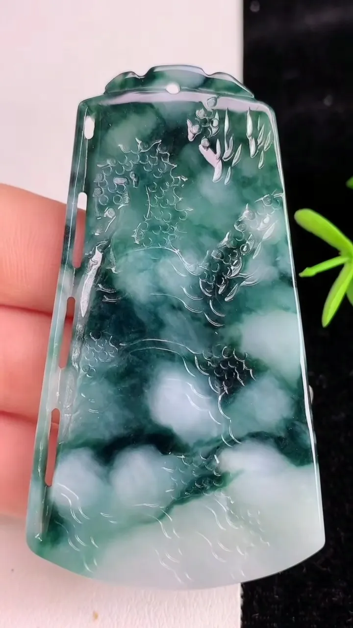 天然A货翡翠飘花山水牌吊坠，尺寸68-39-5，重量:28.44g
6月3日