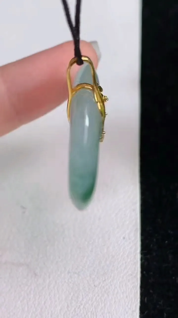 天然A货翡翠k金飘花平安扣吊坠，尺寸28.4-5.3，重量:9.20g
6月3日