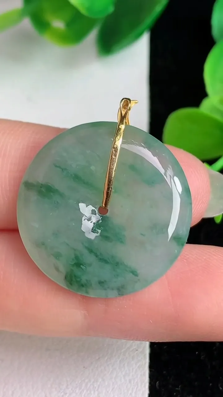 天然A货翡翠k金飘花平安扣吊坠，尺寸23.6-4.2，重量:5.28g
6月3日