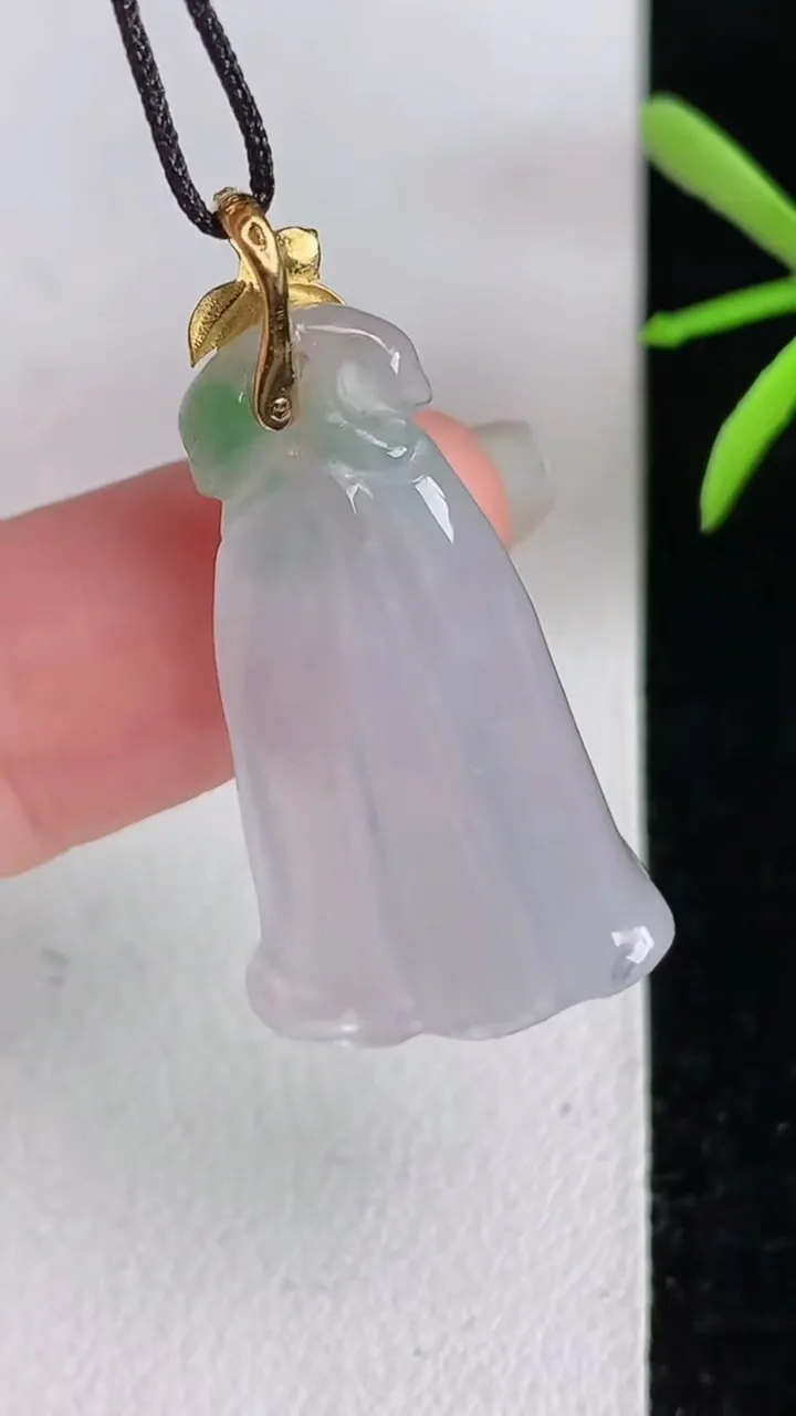 天然A货翡翠k金飘花莲蓬吊坠，尺寸29.7-16.7-6.3，重量:5.05g
6月3日