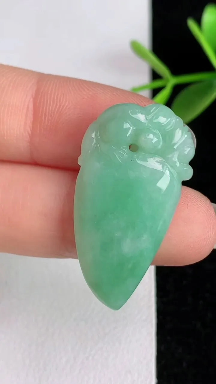 天然A货翡翠灵猴献瑞吊坠，尺寸31.7-16.5-6，重量:5.44g
6月3日