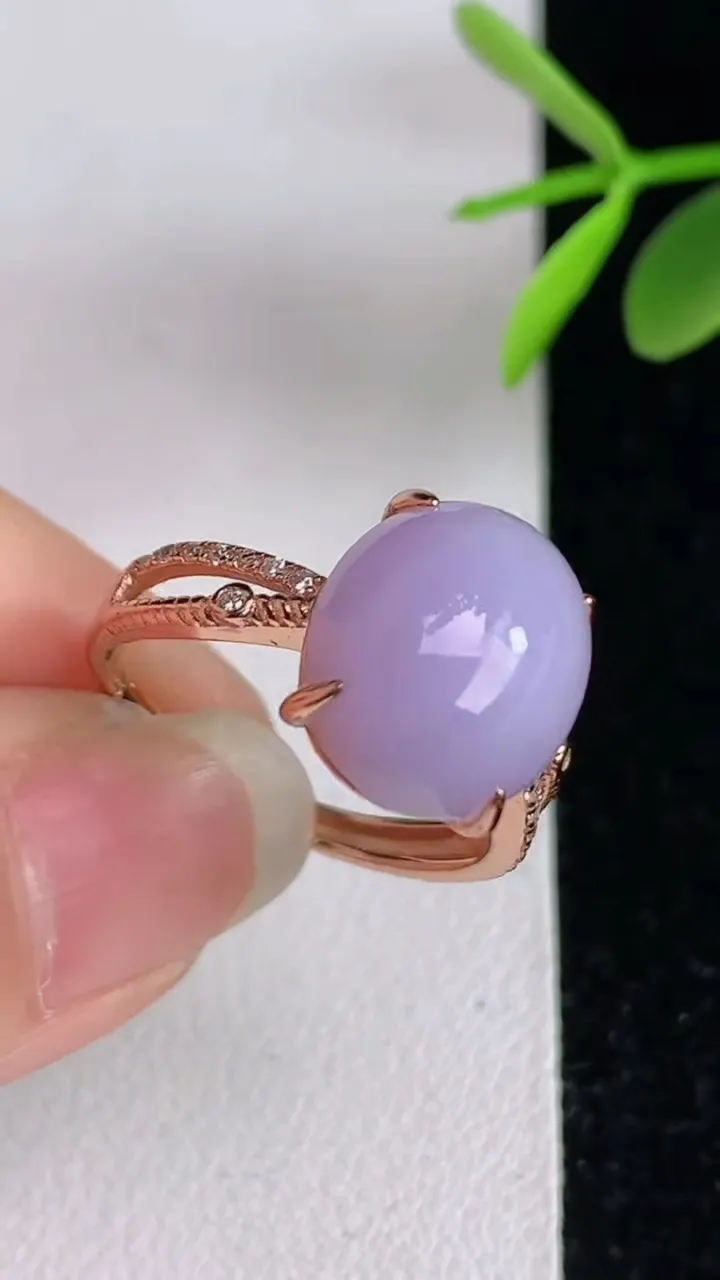 天然A货翡翠925银紫罗兰蛋面戒指，尺寸19.3-12.4-10.6，重量:3.35g2025年6月3日
工厂直销收藏佳品,种好水足，色泽均匀，有种有色，上手高大气！