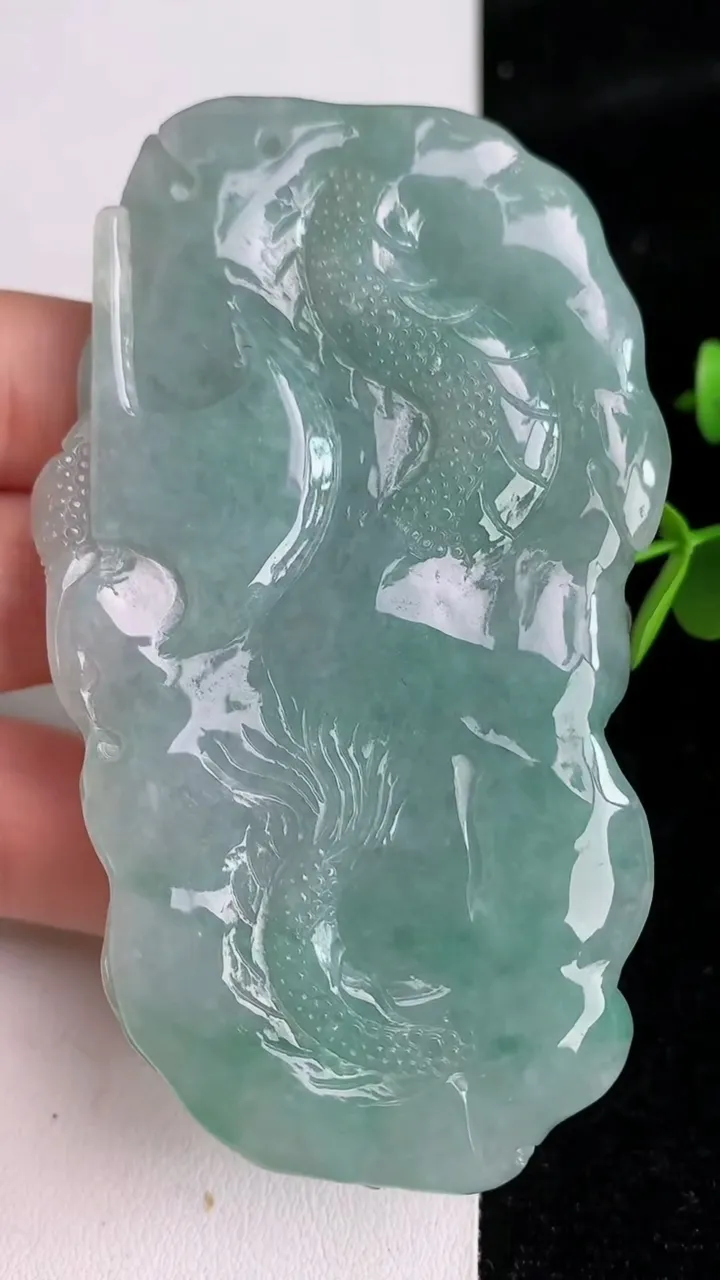 天然A货翡翠龙牌吊坠，尺寸82.7-47.5-14，重量:79.80g
6月3日