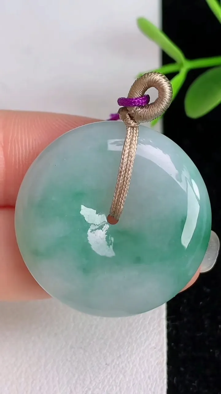 天然A货翡翠飘花平安扣吊坠，尺寸28.3-5.8，重量:9.76g
6月3日