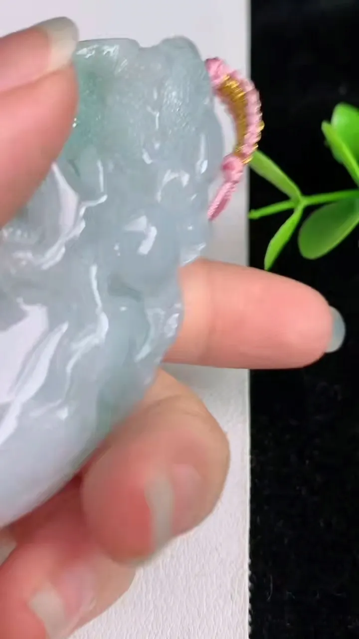 天然A货翡翠飘花龙牌吊坠，尺寸72.4-35.3-21.2，重量:67.96g
6月3日