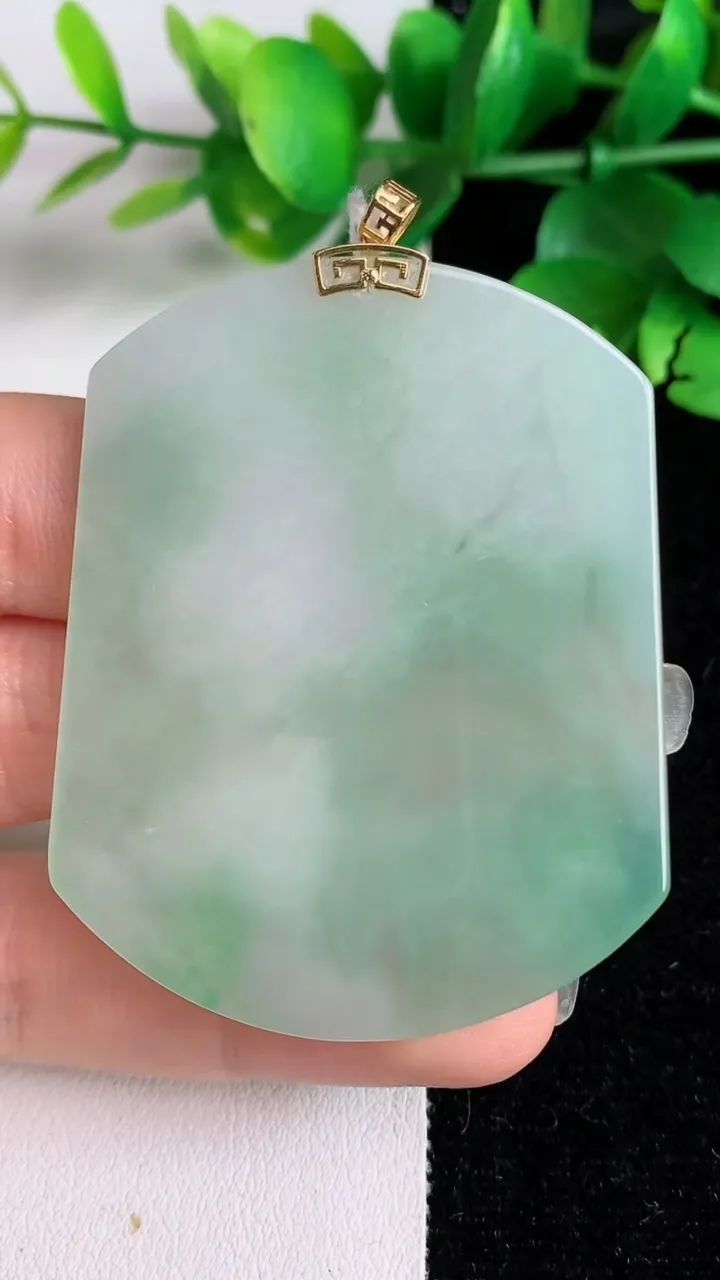 天然A货翡翠k金飘花无事牌吊坠，尺寸54-42-3.5，重量:24.24g
6月3日