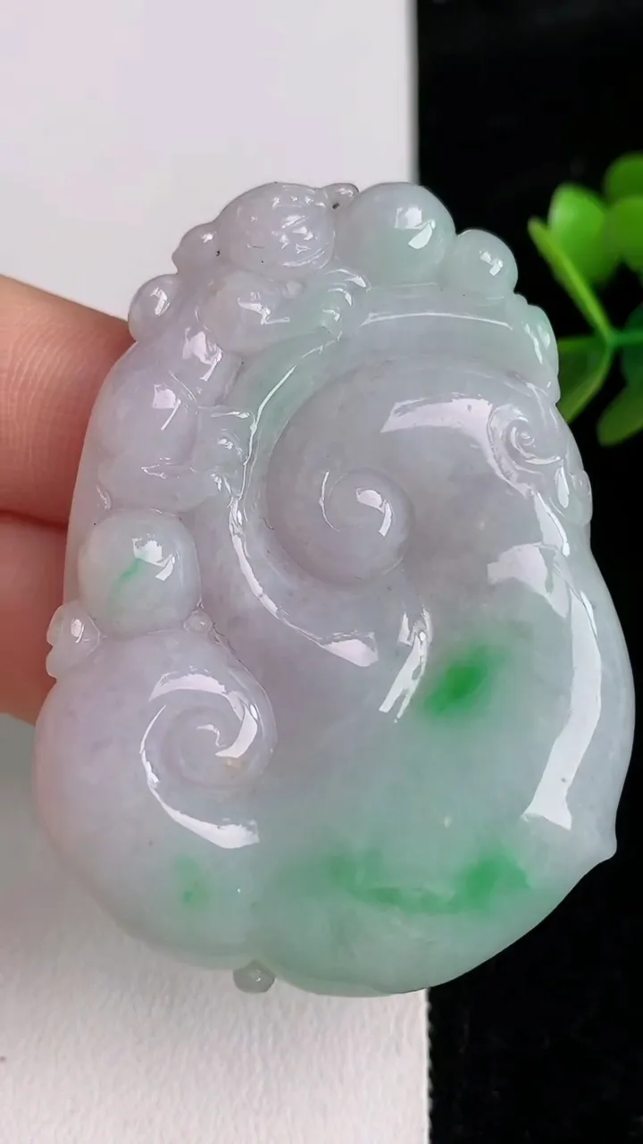 天然A货翡翠如意吊坠，尺寸55-39.2-7.4，重量:34.04g
6月3日