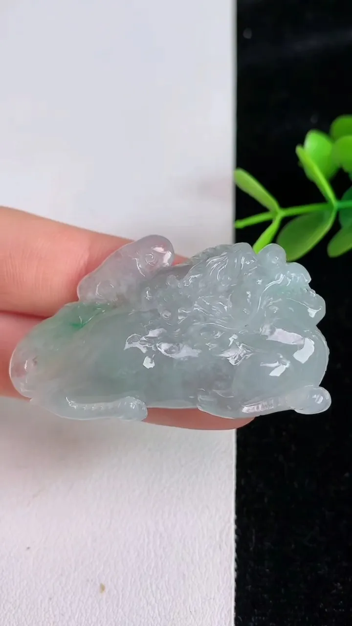 天然A货翡翠飘花麒麟吊坠，尺寸47.6-27.2-10.8，重量:23.73g
6月3日