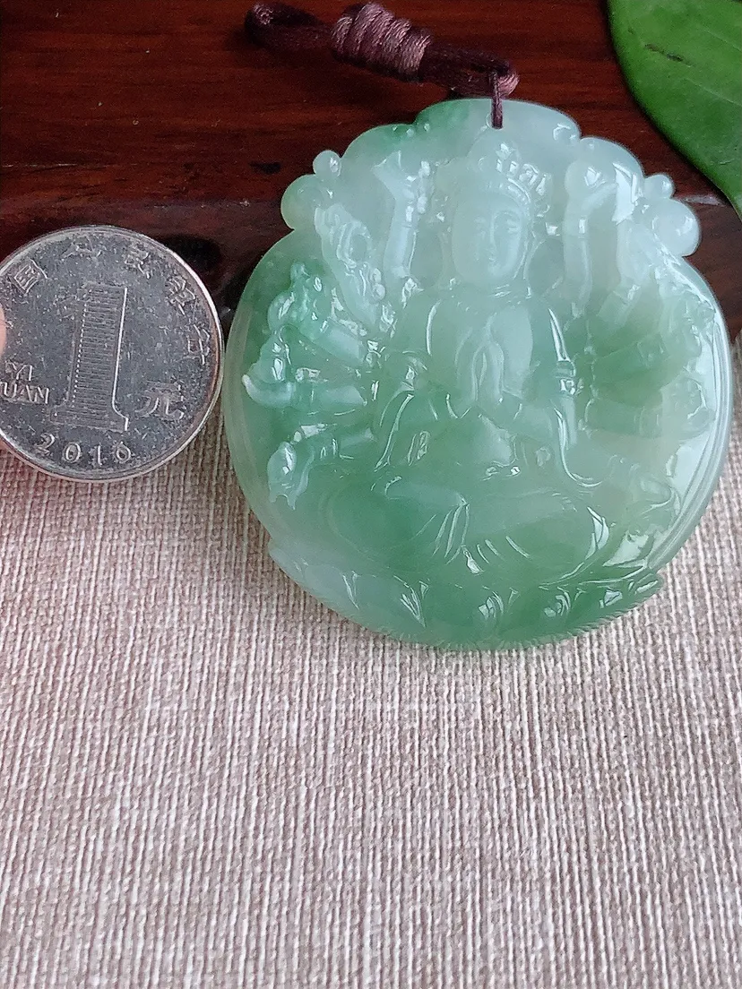 天然A货翡翠飘花千手观音吊坠 尺寸53.5×48.7×6.2m量30.80g 0602