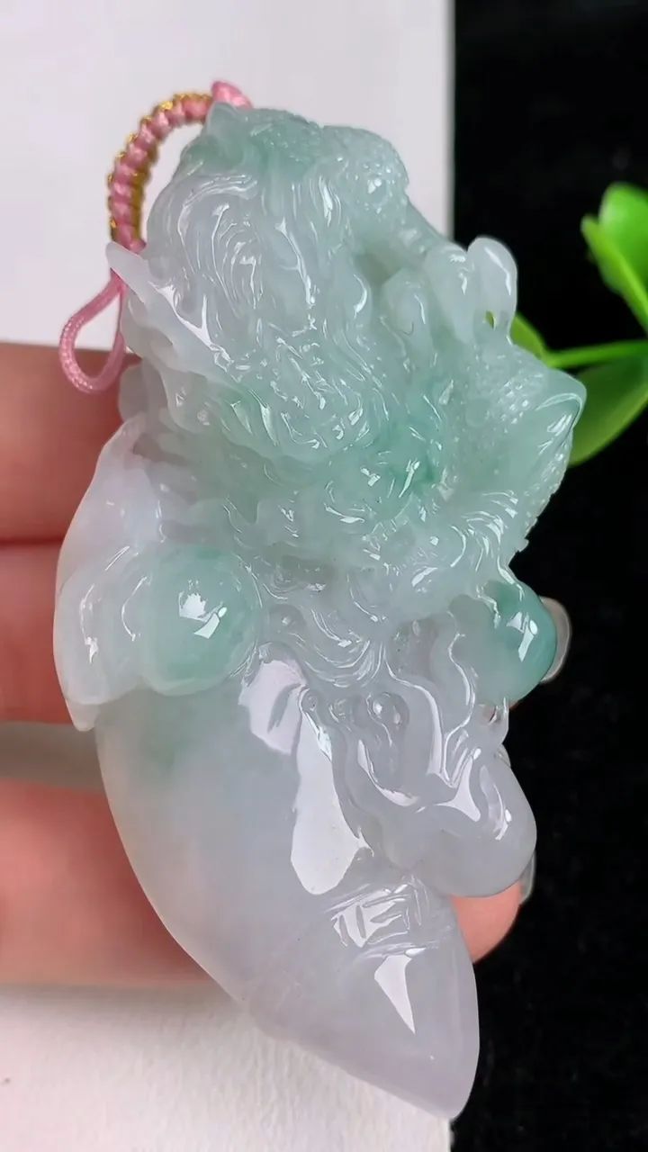 天然A货翡翠飘花龙牌吊坠，尺寸72.4-35.3-21.2，重量:67.96g
6月3日
