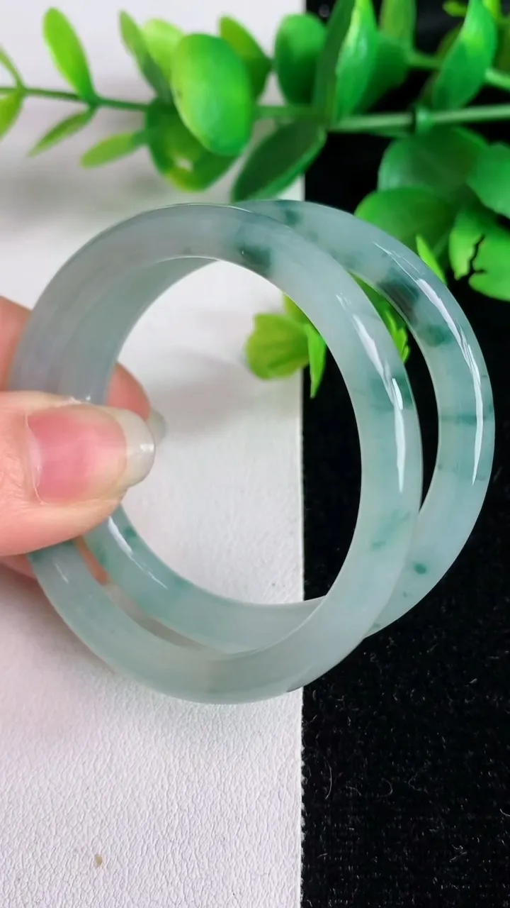 天然A货翡翠飘花平安环吊坠一对，尺寸5.8，重量:27.31g
6月3日