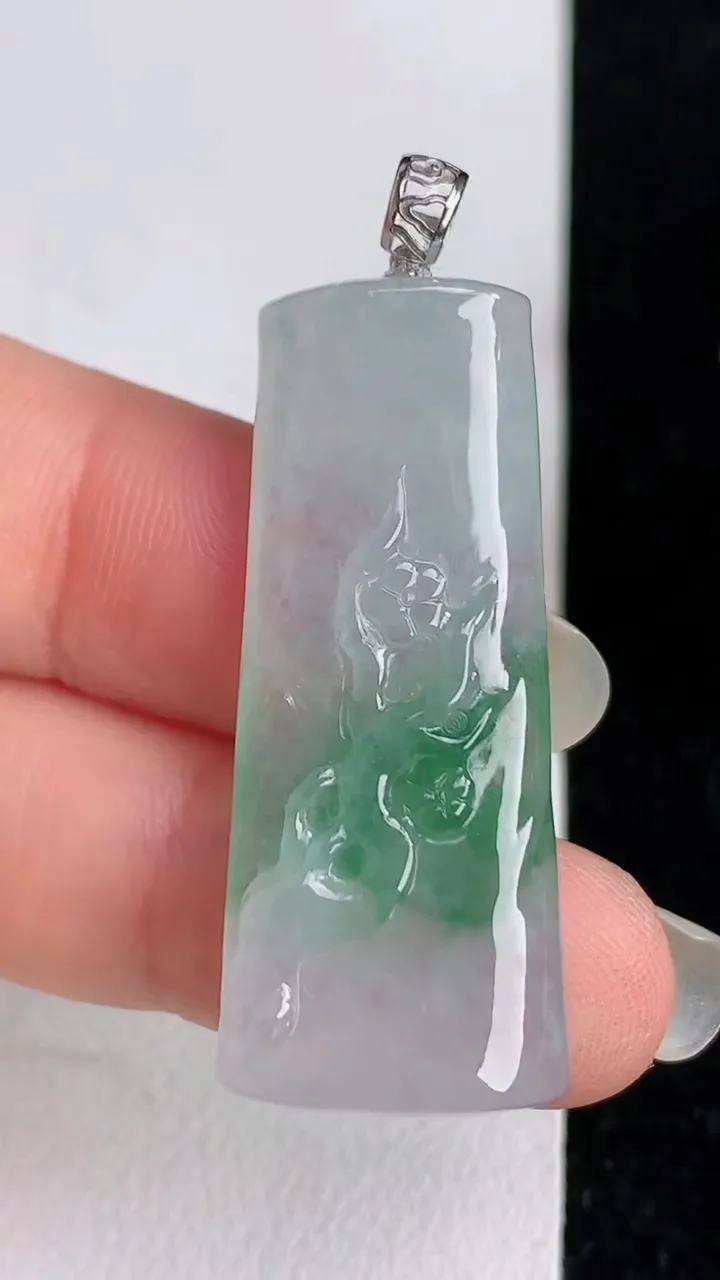 天然A货翡翠k金飘花仿古无事牌吊坠，尺寸36.6-15.5-5.3，重量:7.26g
6月3日