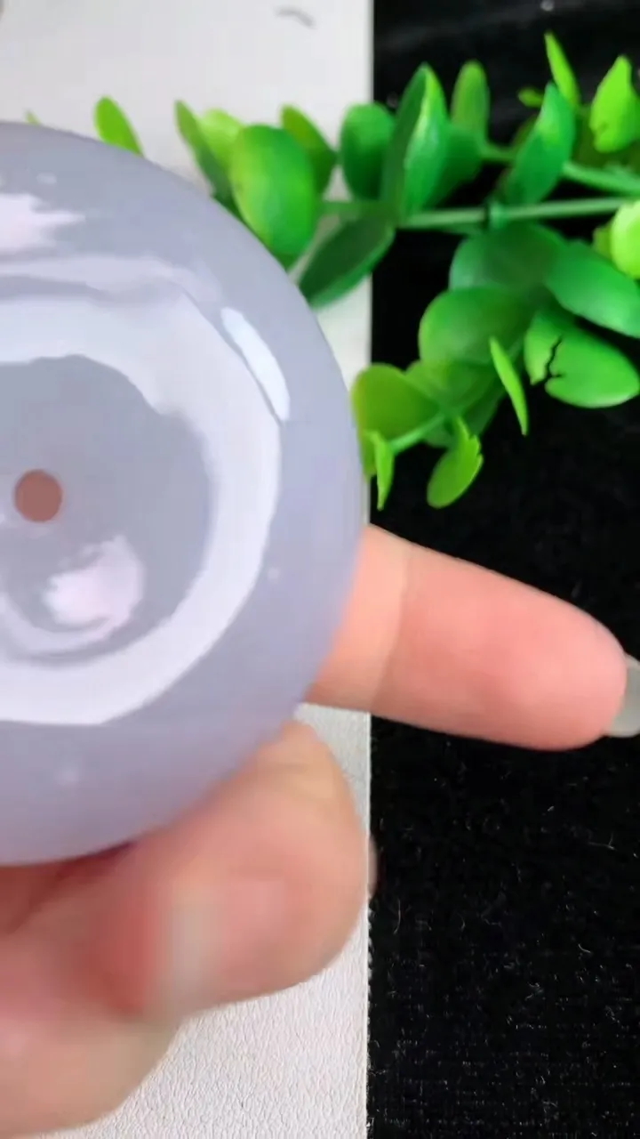 天然A货翡翠紫罗兰平安扣吊坠，尺寸53.5-12.4-，重量:75.35g
6月3日