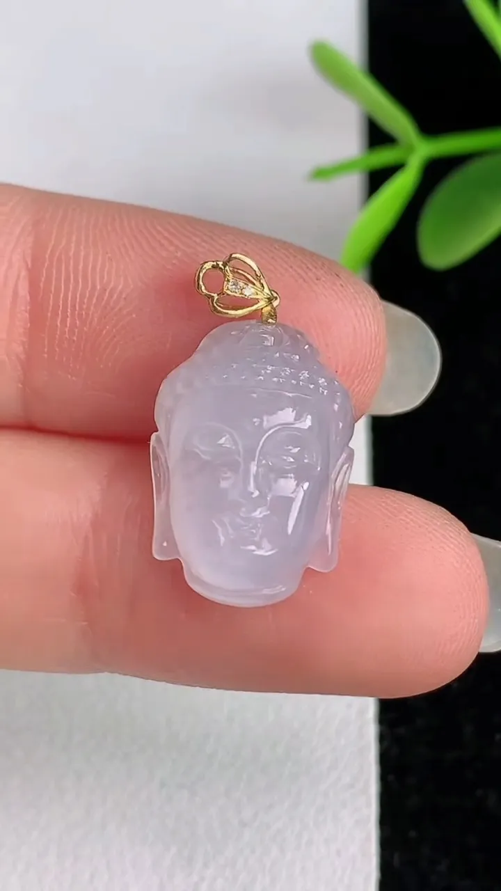 天然A货翡翠阿尼陀佛头吊坠，尺寸17-12.2-5.4，重量:2.05g
6月3日