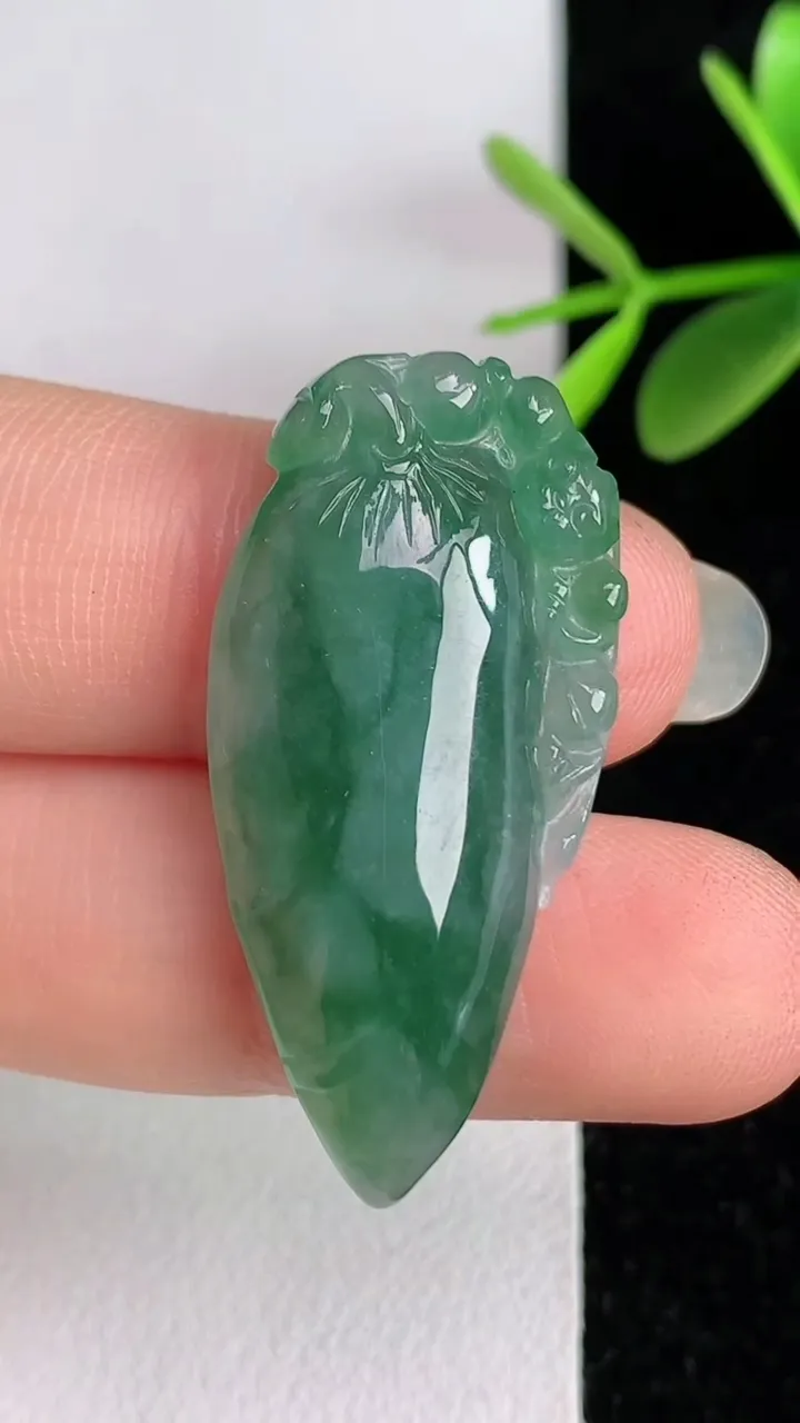 天然A货翡翠飘花灵猴献瑞吊坠，尺寸34.8-16-5.5，重量:5.26g
6月3日