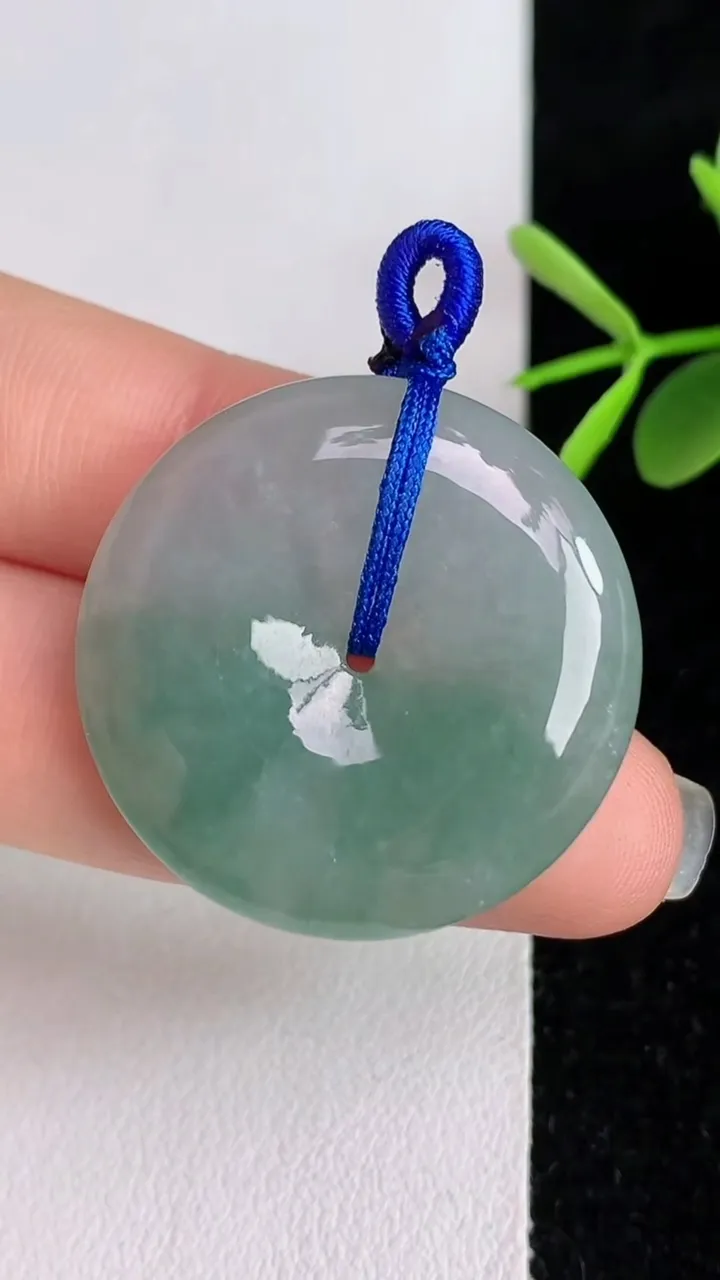 天然A货翡翠飘花平安扣吊坠，尺寸29.5-5.8，重量:10.65g
6月3日