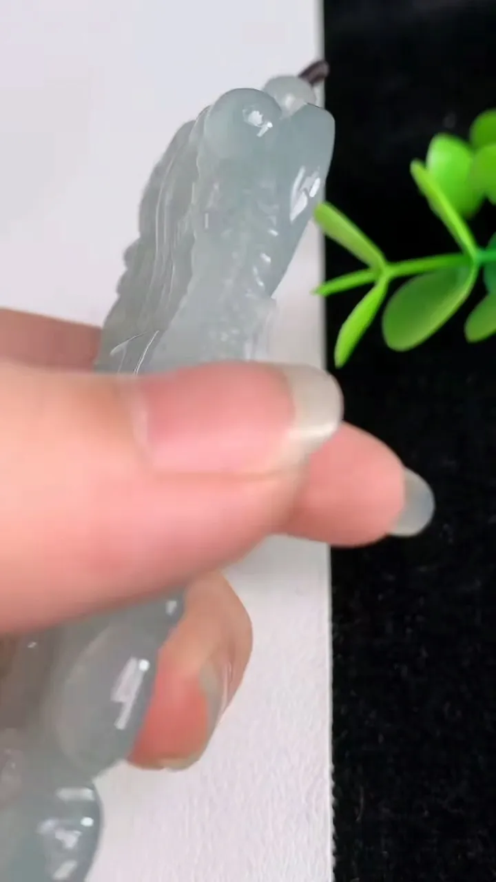 天然A货翡翠飘花龙牌吊坠，尺寸72-35.6-9.6，重量:50.67g
6月3日