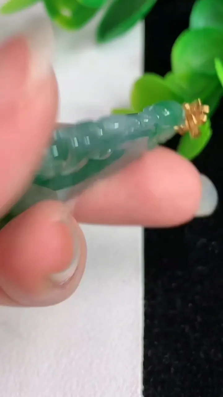 天然A货翡翠k金飘花如意吊坠，尺寸35.3-21.2-4.4，重量:7.08g
6月3日