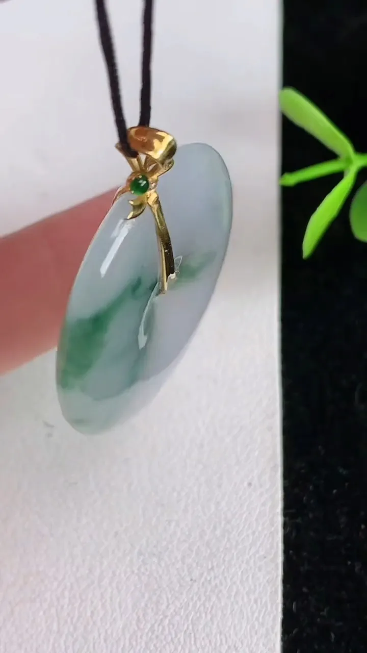 天然A货翡翠飘花平安扣吊坠，尺寸30-5.8，重量:11.38g
6月3日