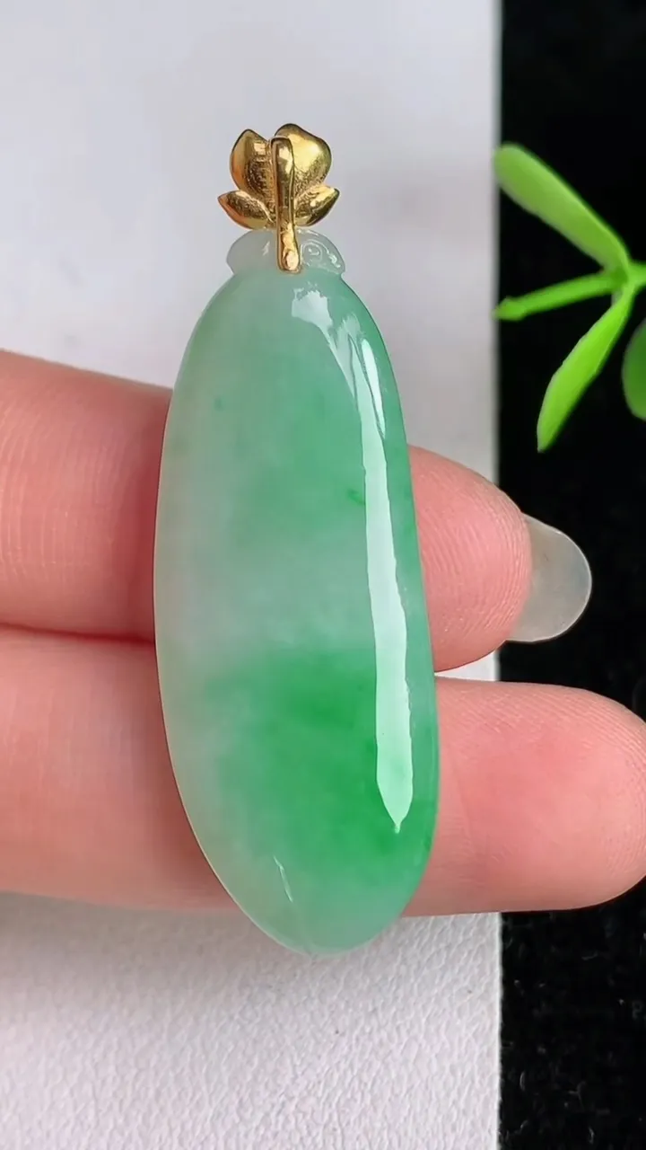 天然A货翡翠福瓜吊坠，尺寸36.5-15-6.2，重量:7.51g
6月3日