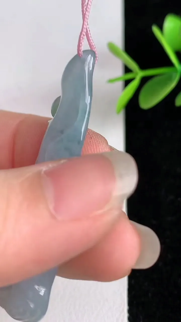 天然A货翡翠紫罗兰飘花人参如意吊坠，尺寸75.5-15.7-6，重量:8.30g
6月3日