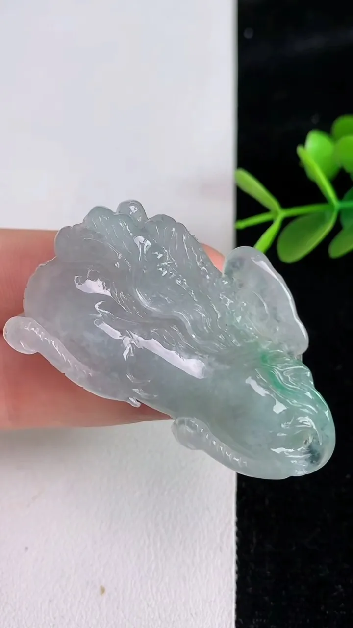 天然A货翡翠飘花麒麟吊坠，尺寸47.6-27.2-10.8，重量:23.73g
6月3日