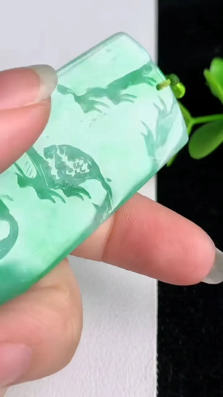 天然A货翡翠山水牌吊坠，尺寸64-29.4-7.2，重量:31.37g
6月3日