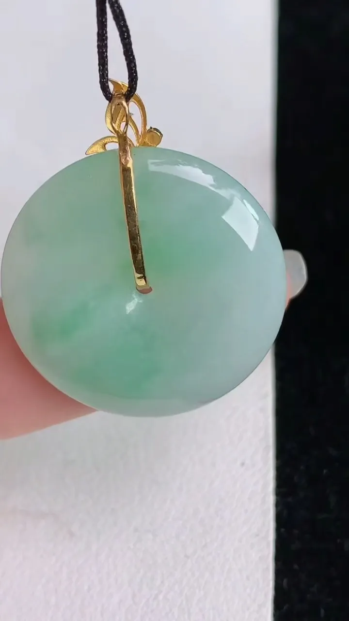 天然A货翡翠平安扣吊坠，尺寸26.5-5.3，重量:8.37g
6月3日