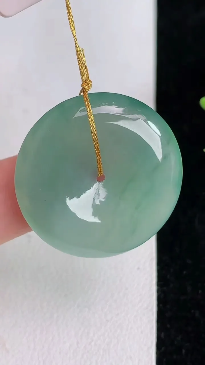 天然A货翡翠飘花平安扣吊坠，尺寸27.7-5.8，重量:9.21g
6月3日