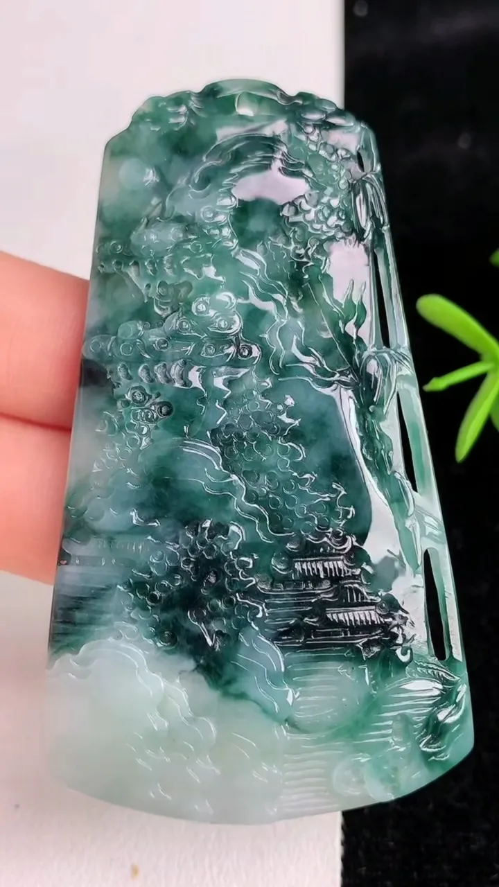 天然A货翡翠飘花山水牌吊坠，尺寸68-39-5，重量:28.44g
6月3日