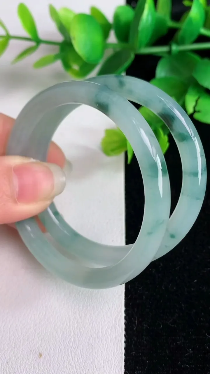 天然A货翡翠飘花平安环吊坠一对，尺寸5.8，重量:27.31g
6月3日