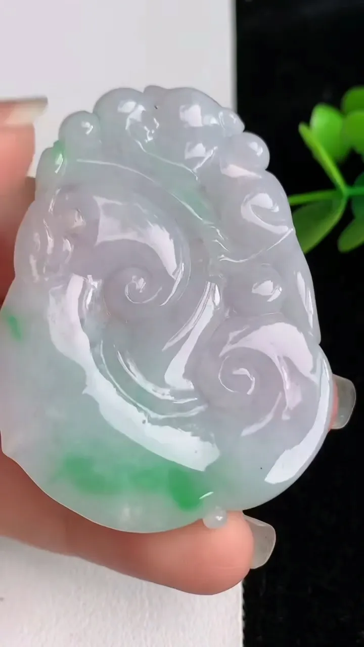 天然A货翡翠如意吊坠，尺寸55-39.2-7.4，重量:34.04g
6月3日